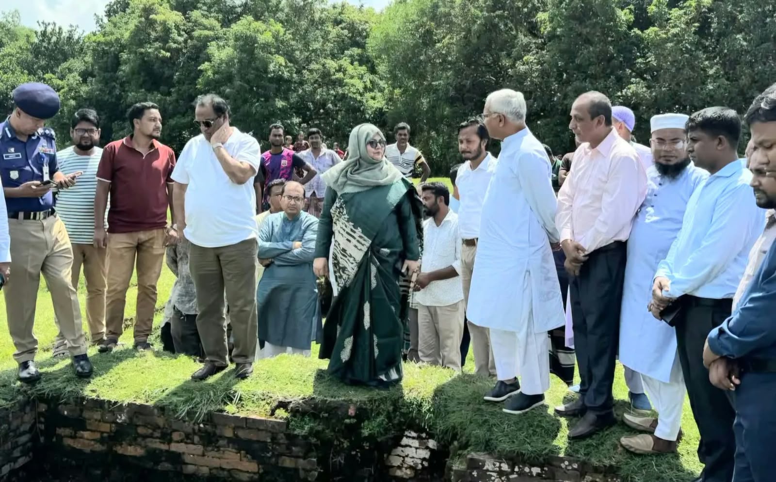 দিনাজপুরের নবাবগঞ্জের উপজেলার সীতাকোট বিহার পরিদর্শনে মন্ত্রী-প্রতিমন্ত্রীসহ ঊর্ধ্বতন কর্মকর্তারা