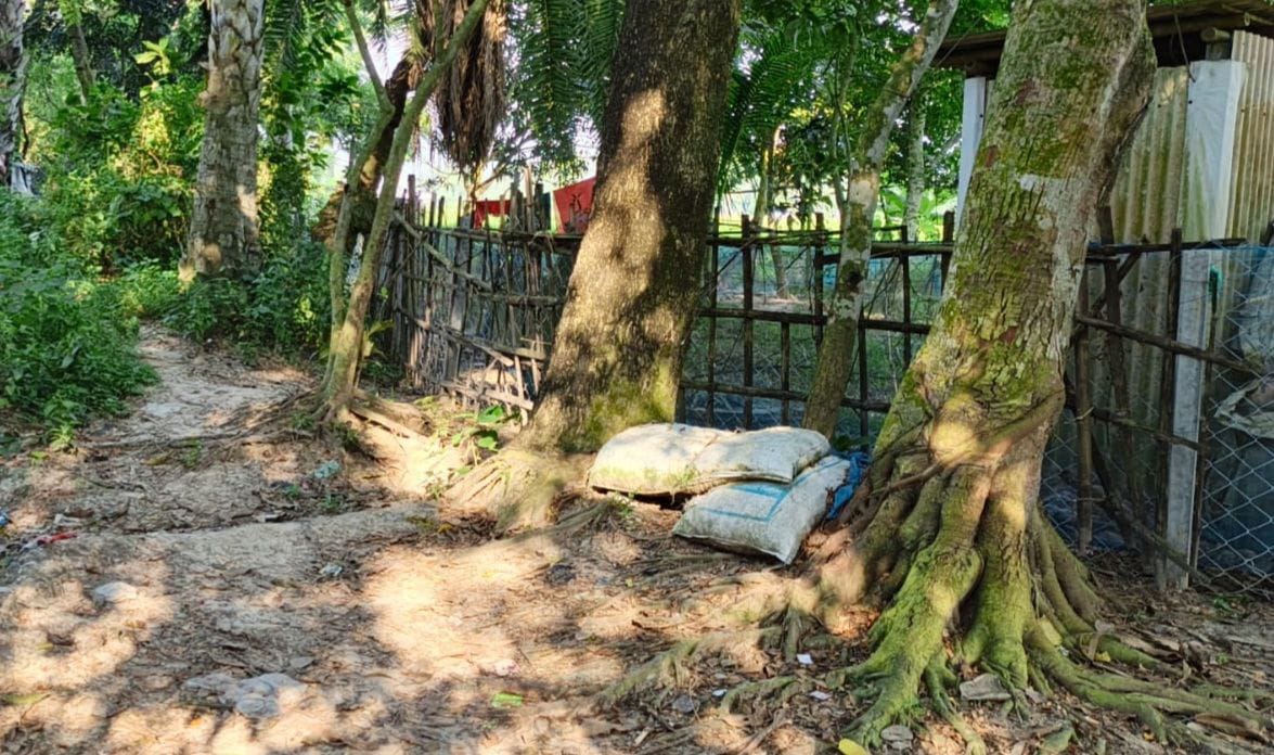 আদমদীঘিতে কাঁটাতারের বেড়ায় ২৮ বছরের চলাচলের পথ বন্ধ, ভোগান্তিতে পথচারী!!!